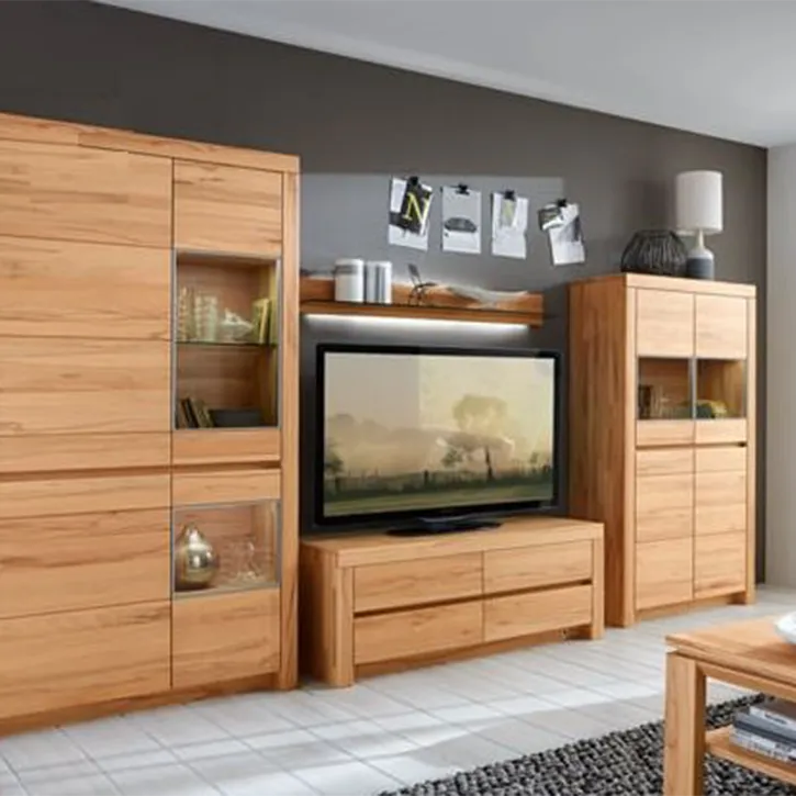 Wohnwand in heller Holzoptik mit Vitrinen, TV-Board und Wandboard – klare Linien für ein harmonisches Zuhause.