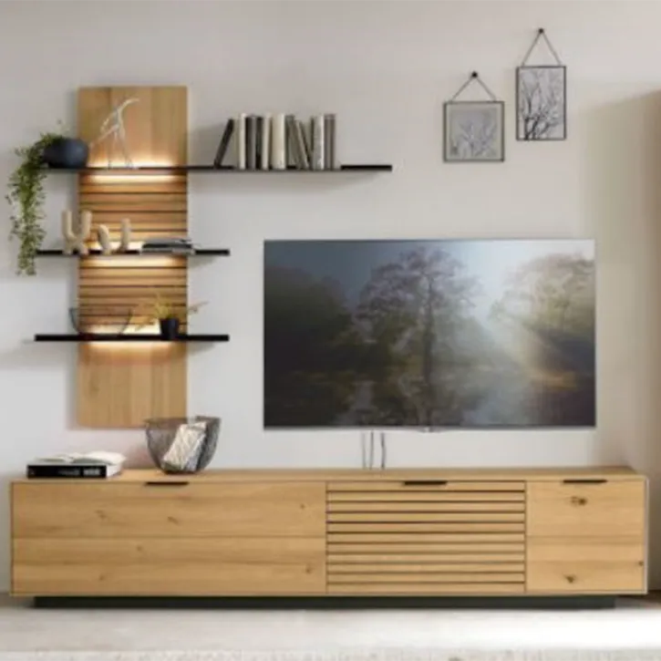 TV-Board mit Lamellenfront, Wandpaneel und schwarzen Regalböden – minimalistisches Design trifft auf warme Holzoptik.