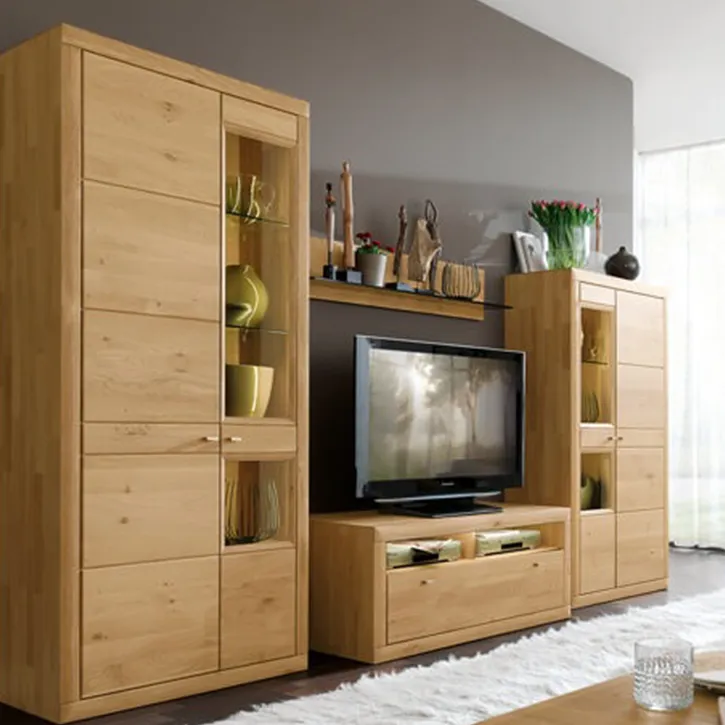 Wohnwand aus heller Eiche mit Vitrinen und TV-Board – modernes Design trifft auf natürliche Eleganz.