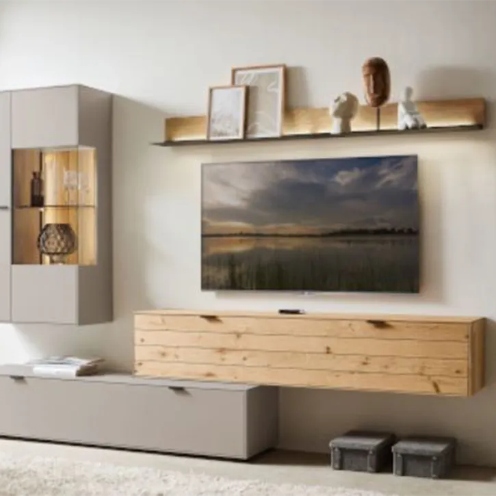 Wohnwand in Grau und Eiche mit Vitrine, Wandregal und TV-Board – modernes Design mit warmem, wohnlichem Akzent.