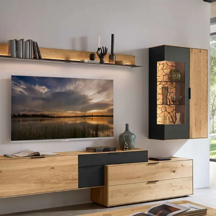 Design-Wohnwand mit Holz und schwarzen Elementen, beleuchteter Vitrine und schwebendem TV-Board – stilvoll und modern.